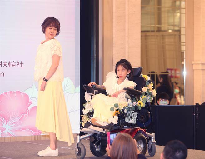 台北芙蓉扶轮社与卓蓉制服5日举行「眺望美好慈善公益走秀」活动，热情大方喜欢交朋友与闽南语演讲比赛的常胜军的柔羽(右)与母亲穿上专属秀服走伸展台。(陈怡诚摄)