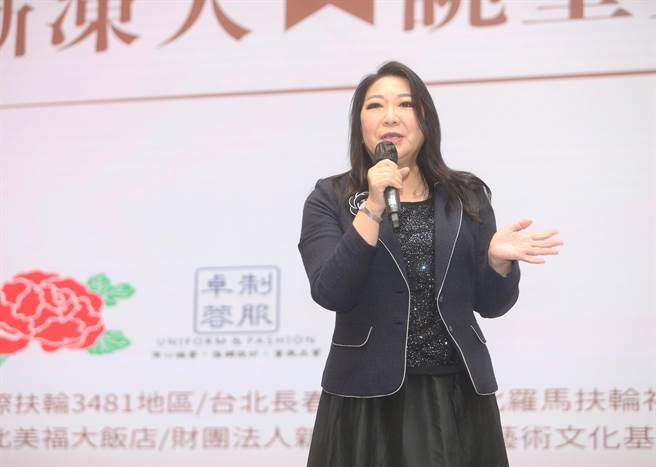 台北芙蓉扶轮社与卓蓉制服5日举行「眺望美好慈善公益走秀」活动，芙蓉社社长廖佳琳(见图)致词表示感谢有机会在扶轮社能够发挥所长，实践以职业做服务的精神，为每一位走秀的病友及照护家人设计一套独一无二专属的秀服，要让每位病友在舞台上留下缤纷难忘的回忆。(陈怡诚摄)