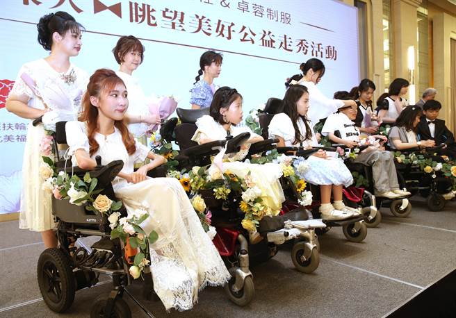 台北芙蓉扶轮社与卓蓉制服5日举行「眺望美好慈善公益走秀」活动，六名的SMA病友及陪伴亲人穿上专属设计衣服参与走秀亮相。(陈怡诚摄)