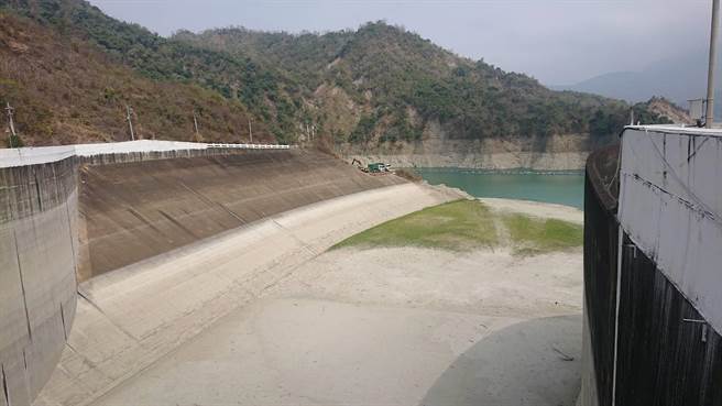 南水局将曾文水库（见图）调整到最大量出水，降低南化水库出水负担，保留南化水库的供水期限。（程炳璋摄）