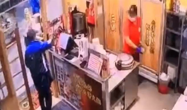 邱男直接走进店内把2个小捐款箱拿走，忙碌的店员一时还没发现他在干什么。(黄敬文翻摄)
