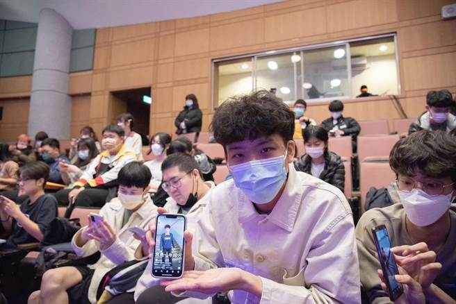 新北市清水高中近期舉行新市代青年城市論壇，邀請名人、業界五新領域的創業家分享時代趨勢，吸引百名學生參與。（新北市立清水高中提供）