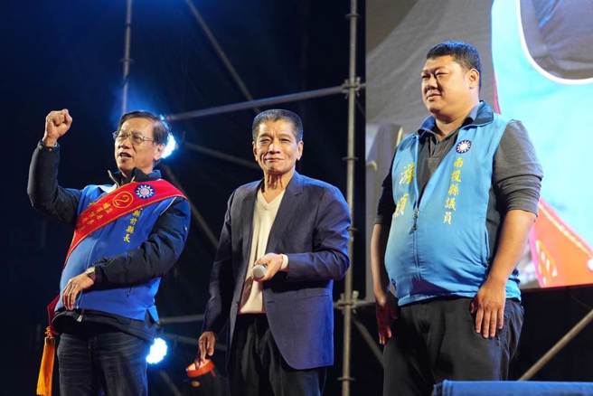 南投縣議長何勝豐(中)曾說林明溱(左)是幫游顥打天下，他們兩人力挺游顥(右)選2024立委。（林明溱競辦提供）