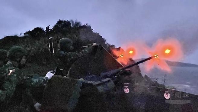 马祖总共有四乡五岛，而「马祖莒光乡」则被称作是离岛中的离岛，近日因为跑莒光乡的货船21天没有运补，让戍守前线的国军伙房没有肉，导致主菜变成白饭。图为马防部守备部队利用20机炮对空进行射击。（军闻社提供）