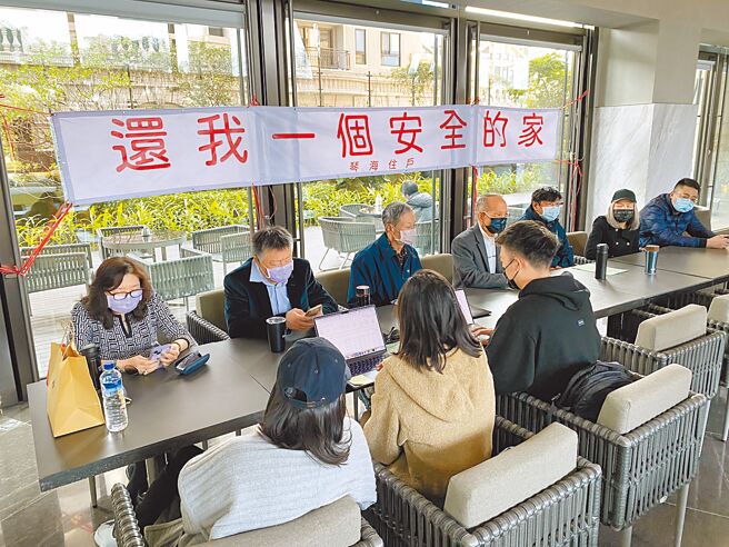 位于桃园市中坜青埔地区的琴海社区，住户控诉建物爆出多项缺失，建商却敷衍不解决，桃市府介入协调未果，建管处3月2日已开罚建商4万元并要求限期改善。（蔡明亘摄）