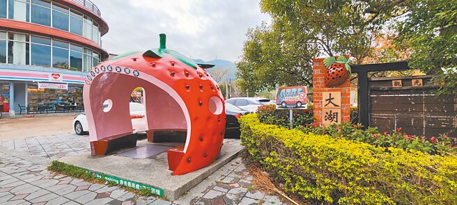 新竹客运将在今年停业，大湖乡草莓造型候车亭将只剩「打卡」功能。（谢明俊摄）