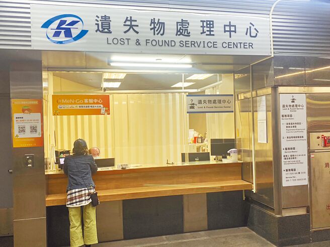 高雄捷运公司遗失物处理中心去年遗失物拍卖变现共得39万8912元，交通局指出，所得将成为市府收入。（崔正纲摄）