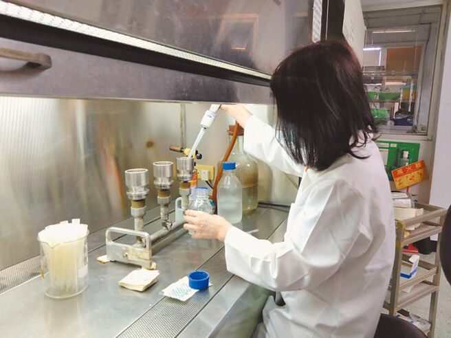 为了强化高雄市饮用水水质安全，高市府环保局每年定期採样检测。（高市府环保局提供／洪浩轩高雄传真）