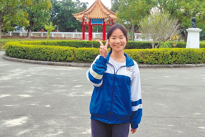 台东县卑南国中张攸旋创作客语诗怀念已逝父亲，获得后生文学奖肯定。（蔡旻妤摄）