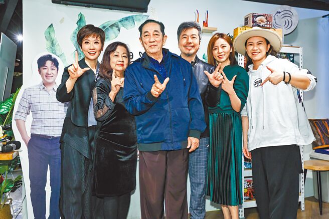 寇乃馨（左起）、艾妈妈、艾爸爸、黄国伦、王瞳、张芸京昨在艾成的餐厅相聚，想起艾成过去的点滴。（罗永铭摄）