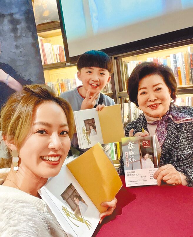 黄瑄（左起）、王宥谦、陈淑芳昨在签书会「一家团圆」。（摘自黄瑄脸书）