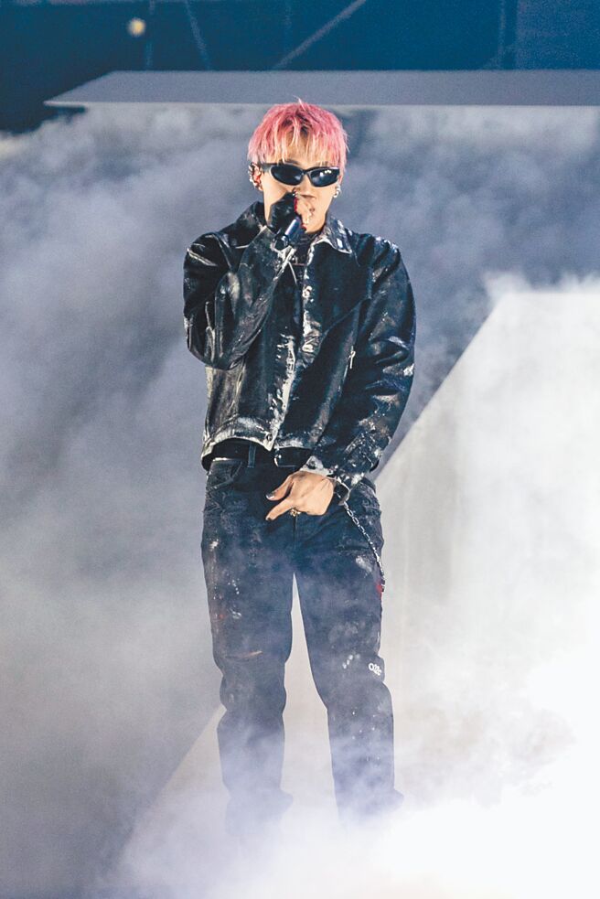 ØZI昨首度登上北流开唱，打造帅气造型。（远雄创艺/新乐园音乐提供）