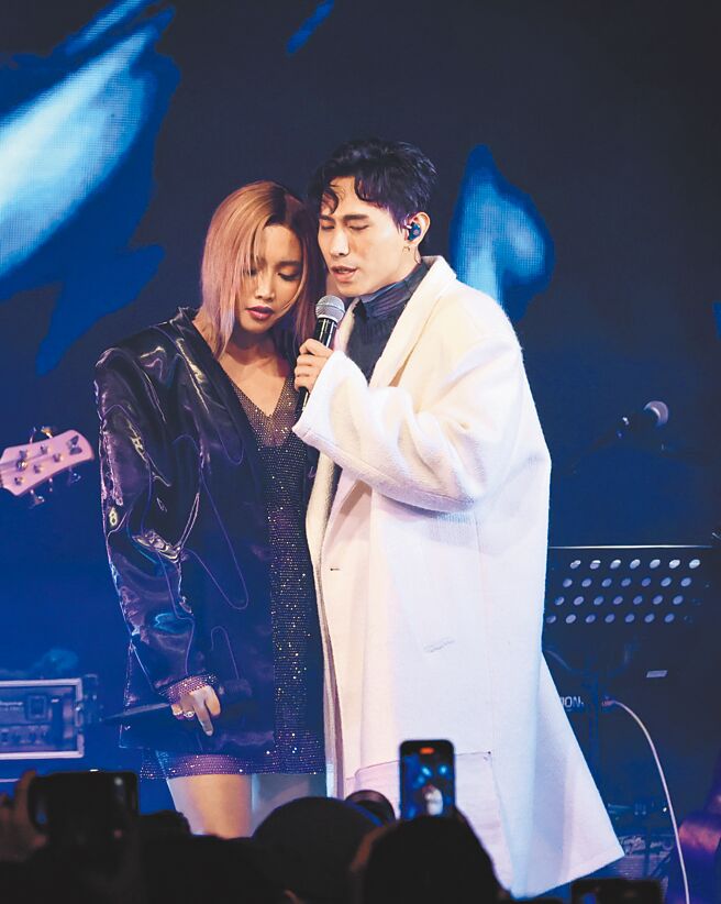 柏霖（右）昨举办演唱会，邀来师姊A-Lin担任嘉宾对唱。（罗永铭摄）