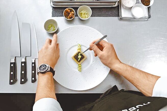 HUBLOT宇舶表自2017年至今，陆续与5位米其林星级名厨合作，深入探索制表与烹饪领域融合的可能性。透过眾星级主厨的创意，推出Big Bang Unico星厨腕表（见图）。（业者提供）