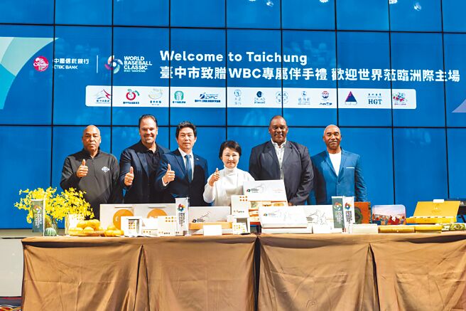 台中市长卢秀燕（右三）在经典赛欢迎晚宴上与各队总教练合影，左二为名人堂捕手、义大利队教头皮亚萨。（悍创运动行销提供）