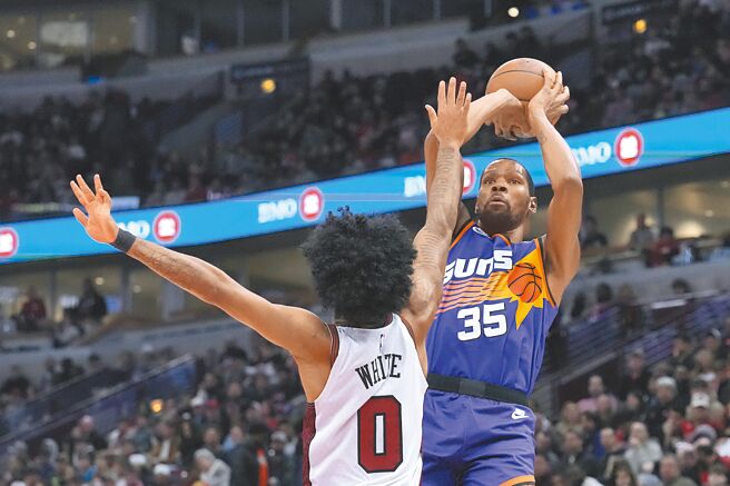 杜兰特打出全能数据，帮助太阳125比104轰垮地主公牛。（美联社）