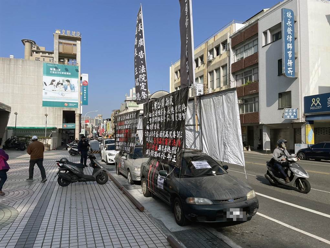 台南街頭奇景又回歸！ 2抗議車輛拖不怕再強占停車格