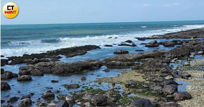 淡水新市镇内暗藏绝美秘境，常吸引熟门熟路的游客来踏浪嬉戏。（图／周志龙摄）