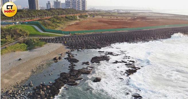 「海尾仔」潮间带本该连绵数公里，部分海岸线却因新市镇工程而遭填平，强烈对比让当地居民十分心疼。（图／巫冠莹摄）