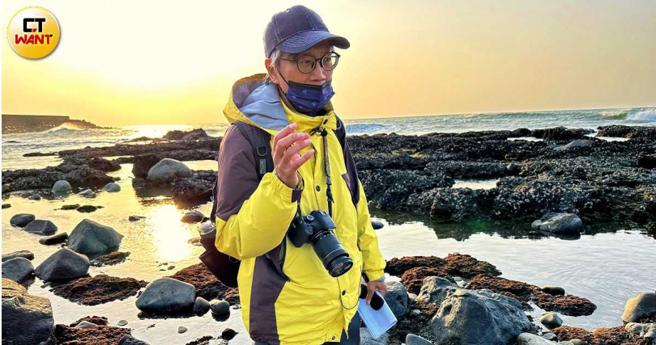 眼见在淡水出生的绿蠵龟「找不到家」，当地环保教育老师陈江河十分心痛，呼吁将环境回归自然。（图／周志龙摄）