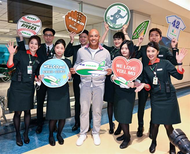 长荣航空地勤人员也特别在登机门手举各式欢迎牌，热情齐喊：「We Love You Mo（球迷对李维拉的昵称）」，欢迎「最强守护神」李维拉来台，并开心的合影留念。（陈麒全摄）
