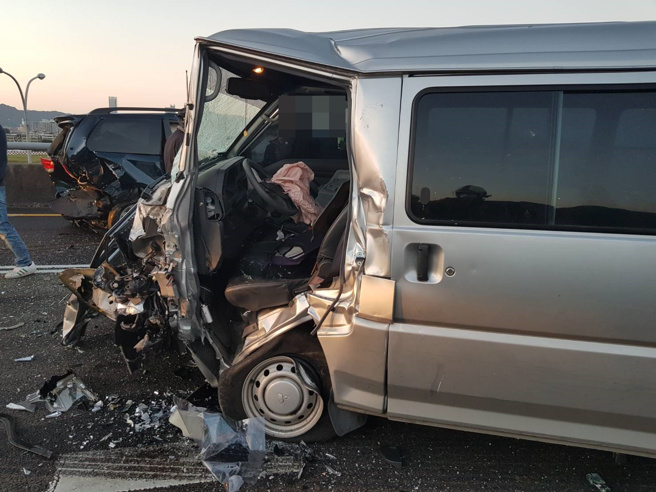 惊悚画面曝！国1「4车追撞酿3伤」，箱型车车头撞烂，驾驶一度受困。(叶庭欣/翻摄)