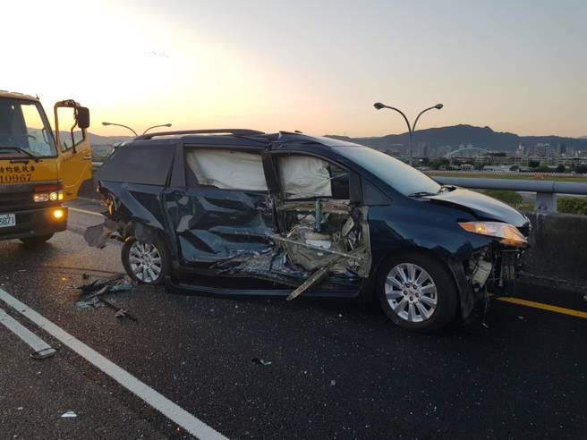 惊悚画面曝！国1「4车追撞酿3伤」，箱型车车头撞烂，驾驶一度受困。(叶庭欣/翻摄)