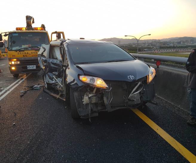 惊悚画面曝！国1「4车追撞酿3伤」，箱型车车头撞烂，驾驶一度受困。(叶庭欣/翻摄)