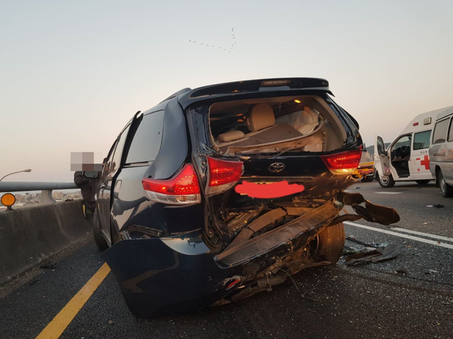 惊悚画面曝！国1「4车追撞酿3伤」，箱型车车头撞烂，驾驶一度受困。(叶庭欣/翻摄)