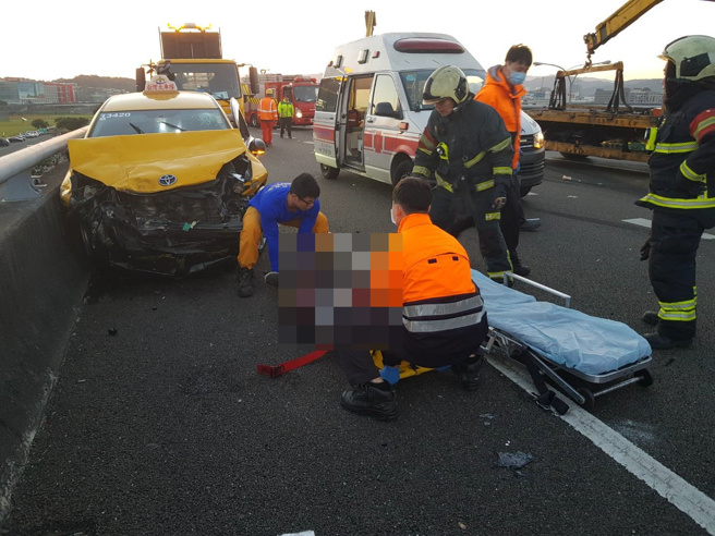 惊悚画面曝！国1「4车追撞酿3伤」，箱型车车头撞烂，驾驶一度受困。(叶庭欣/翻摄)