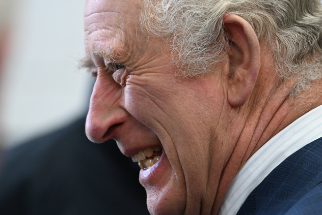 英王查尔斯三世2月22日造访东伦敦慈善机构的神情。（达志图库/TGP）