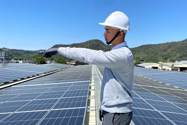  学员苏男顺利取得太阳光电设置乙级证照后，更自行创业开设能源公司。（弘光科大提供）