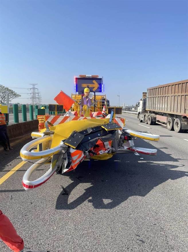 国道3号南向162.7公里，今天上午发生自小客车追撞缓撞车的交通事故。(国道公路警察局提供)