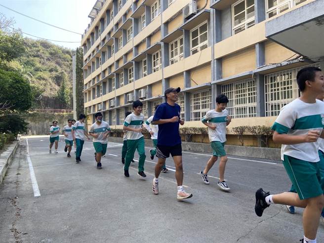 中央疫情指挥中心规定6日开始全台校园口罩解禁。（杨舒婷摄）