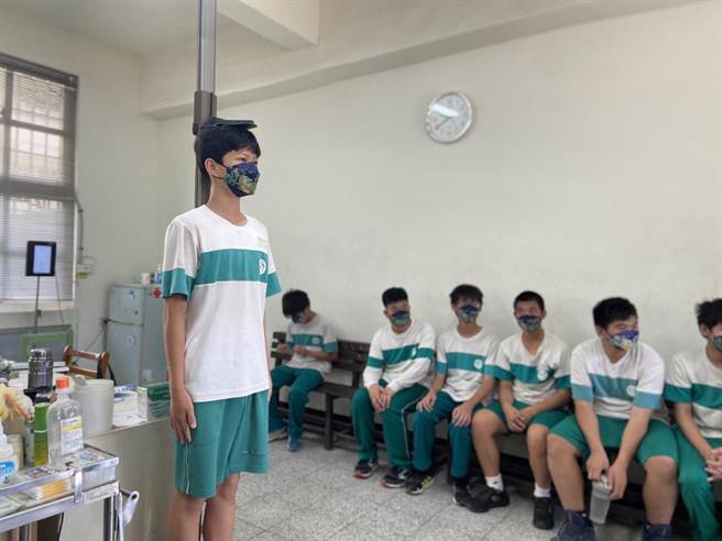 除了校园内的健康中心与校车外，其余地点都可以依家长与学生意愿，自行选择是否要配戴口罩。（杨舒婷摄）