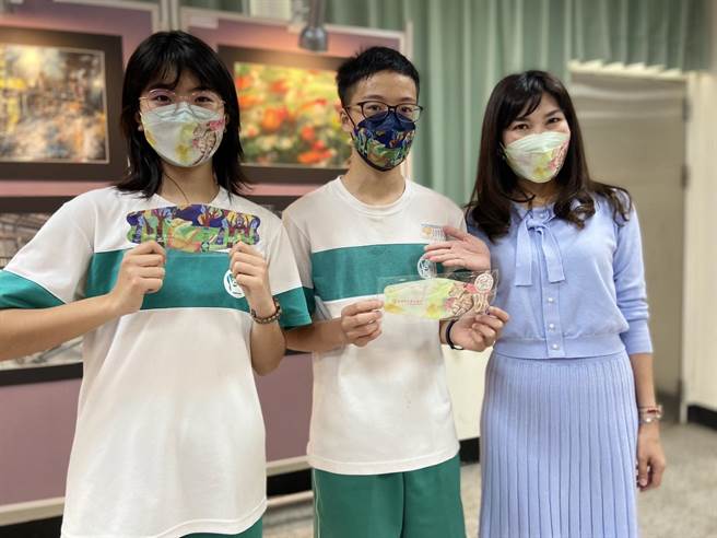 寿山国中也因害怕学生脱下口罩后会焦虑，特别由美术班设计了「梦幻猫咪」、「狐狸森林」2款口罩给师生配戴。（杨舒婷摄）