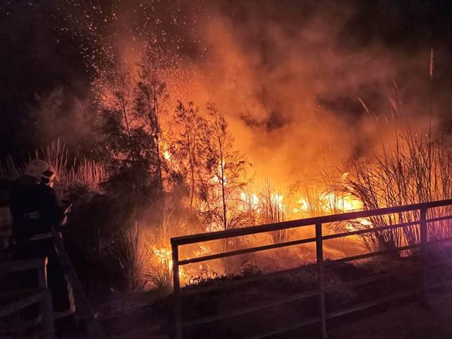 金门县金湖镇昨晚发生杂草火警，火势十分猛烈。（民眾提供）