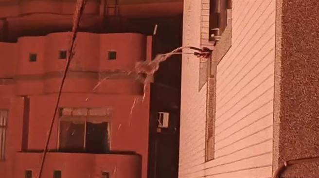 由于火警地点靠近民宅，有民眾试图洒水自救。（民眾提供）