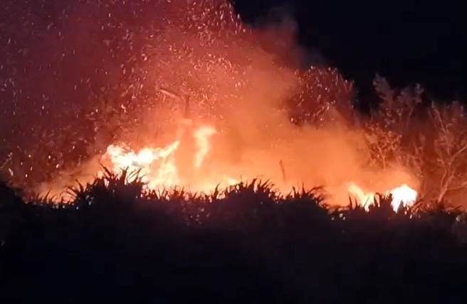 绿岛乡公馆村的垃圾掩场后方大片山坡地昨天傍晚起火，在强风助长下火势凶猛。（翻摄画面 ）