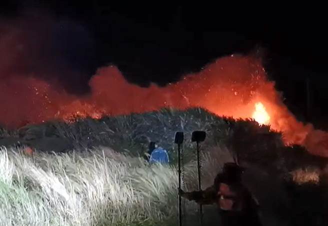 绿岛乡公馆村的垃圾掩场后方大片山坡地昨天傍晚起火，在强风助长下火势凶猛。（翻摄画面 ）