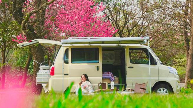 VANTEL租一送一至五月底，还能至花期到四月的指定营地赏樱。（图／君品Collection提供）