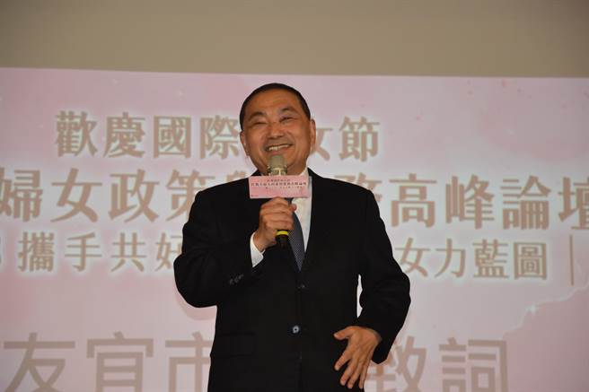 新北市长侯友宜一举一动备受关注，他今日被发现左眼瘀青，鼻梁疑似被打伤，走路也一拐一拐的。对此，侯友宜强调「这不是家暴」，而是与高中生斗牛的结果。（蔡雯如摄）