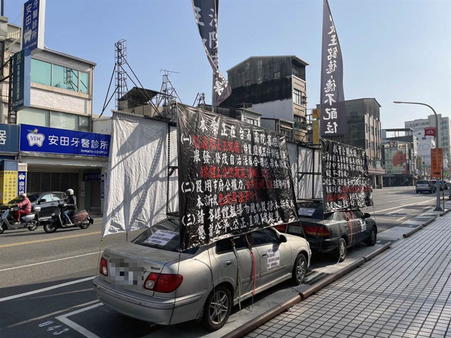 停車需求龐大的台南中西區台灣銀行台南分行前停車格又遭抗議司法不公車輛占用。（讀者提供／洪榮志台南傳真）