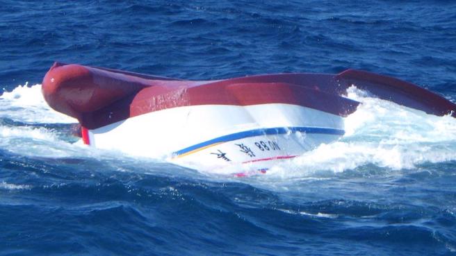 现场画面曝光！台籍渔船石垣岛海域翻覆 「7人失踪」，连江舰抵达救援。(海巡署提供)