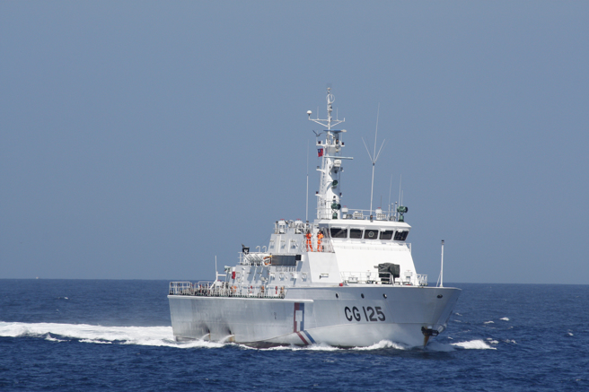 现场画面曝光！台籍渔船石垣岛海域翻覆 「7人失踪」，连江舰抵达救援。(海巡署提供)