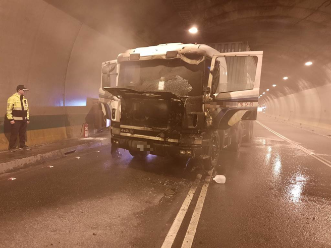 国道3号南下1.5公里处，6日上午发生联结车起火事件。（基隆市消防局提供／张志康基隆传真）