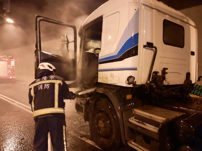国道3号南下1.5公里处，6日上午发生联结车起火事件。（基隆市消防局提供／张志康基隆传真）