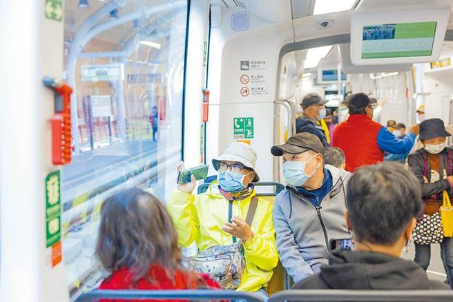 新北市长侯友宜3日低调造访安坑轻轨，询问乘客意见。（新北市新闻局提供）