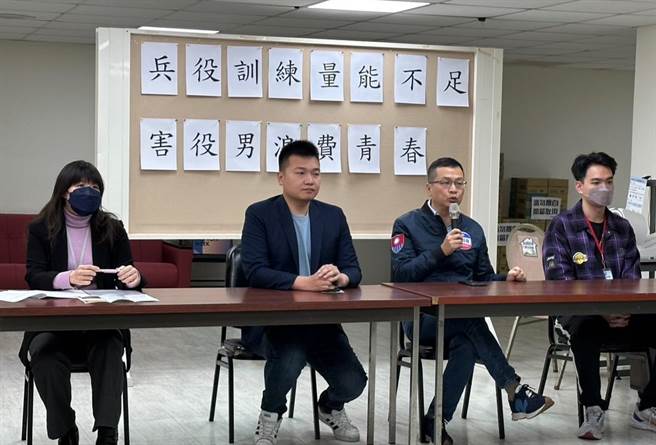 台北市议员杨植斗、大安区立委候选人罗智强与陈情人苏先生，今天上午召开记者会批评，国防部的训练能量严重不足，造成入伍大塞车，浪费年轻人宝贵青春。（杨亚璇 摄）