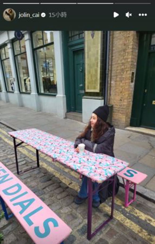 蔡依林惬意地坐在路边。(图/蔡依林 IG)